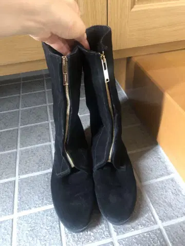 블랙 스웨이드 지퍼 부츠