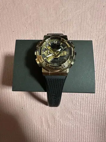 G-SHOCK 골드 블랙 시계