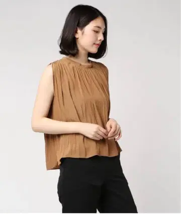 슬리브리스 플리츠 블라우스 엘리오폴