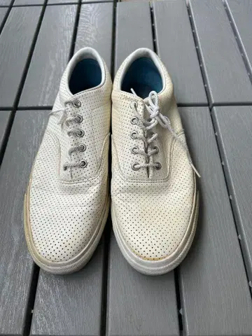 CONVERSE 화이트 퍼포레이션 스니커즈