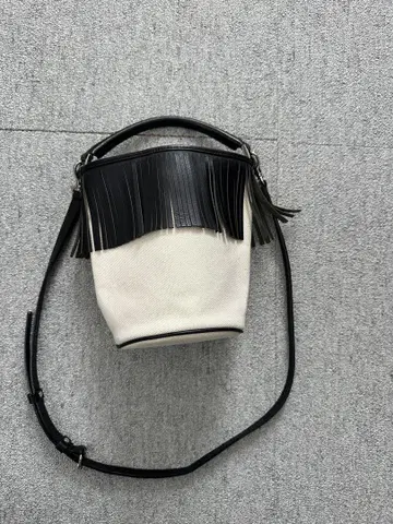 Ayako Fringe Bucket Bag/BLACK