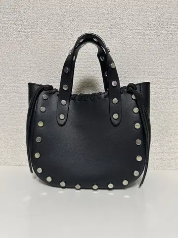 ZARA 스터드 장식 블랙 숄더백