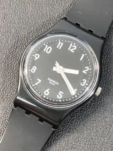 [ swatch/스와치 ] 블랙워치 여성용 심플 시계 새상품 배터리