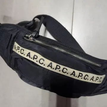 A.P.C.의 블랙 바디백
