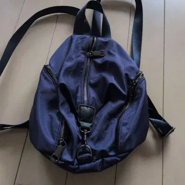 지퍼 달린 백팩