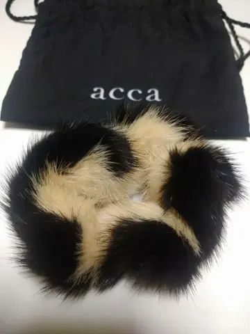 acca 퍼 머리끈 블랙 베이지