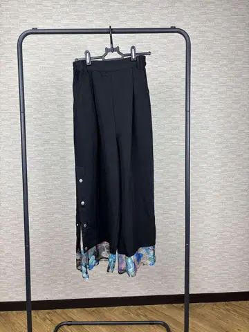 컬러풀 프릴 장식 블랙 와이드 팬츠