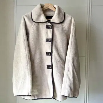 KBF 파이핑 보아 코트 베이지