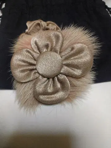 아카 퍼 달린 꽃 모티브 머리끈