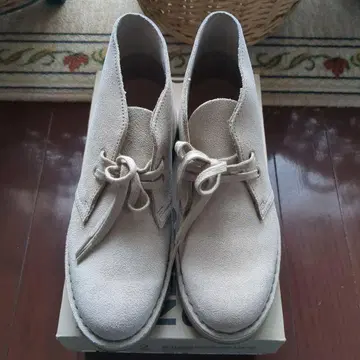 Clarks 베이지 스웨이드 부츠