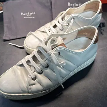 Berluti 화이트 가죽 스니커즈 수납 가방 포함