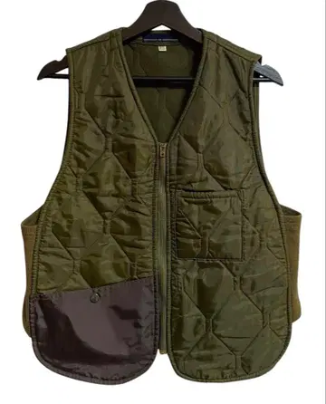 아카이브 네세서리 오어 언네세서리 나운 퀼팅 베스트 카키