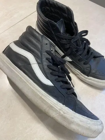 Vans 가죽 블랙 하이컷 스니커즈