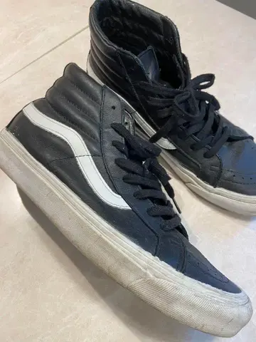 Vans 가죽 블랙 하이컷 스니커즈