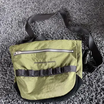 Schott 올리브색 나일론 숄더백