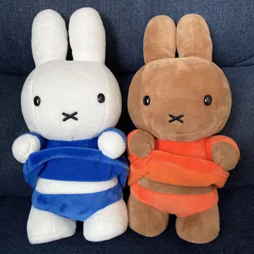 배 보여주는 미피와 멜라니 봉제 인형