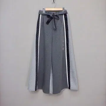 이즈스칼라 553204: 나비 자수 바이컬러 이소재 절개 팬츠
