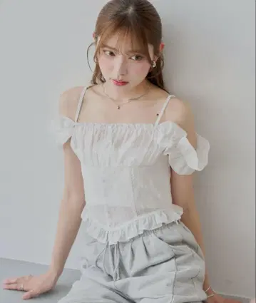 chico 시어 슬리브리스 프릴 블라우스