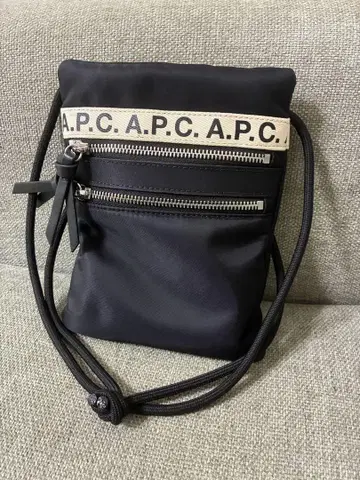A.P.C. 블랙 나일론 넥 파우치
