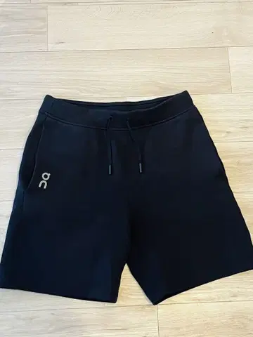 [ On ] Focus Tech Shorts 블랙 남성용 XS 사이즈