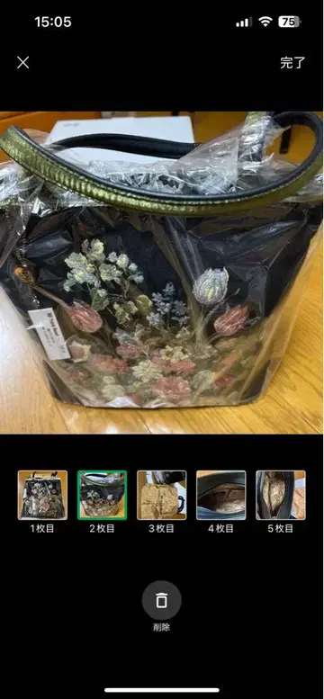 싱크비의 백은 블랙에 꽃무늬입니다.