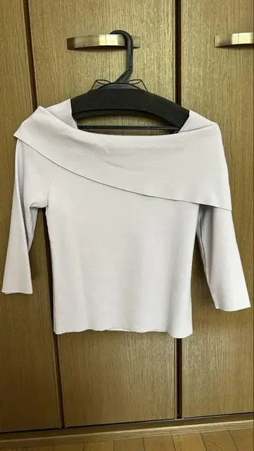 JUSGLITTY 연보라 오프숄더 상의