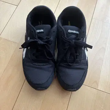 Reebok 블랙 스니커즈