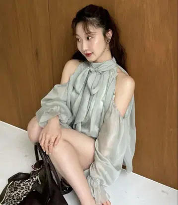 Lily brown 드레이프 보타이 쉬폰 블라우스 민트 MNT