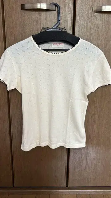 ALISON BROWN 아이보리 하트 무늬 반팔 니트