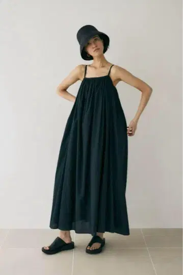 moussy 오가닉 코튼 사용 풍성한 개더 베어 타입의 썸머 드레스