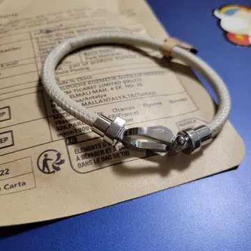 화이트 가죽 팔찌