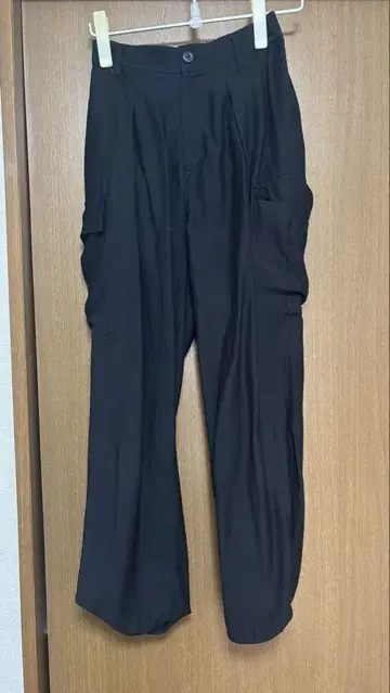 뷰티 앤 유스 블랙 카고 팬츠 사이드 포켓 포함