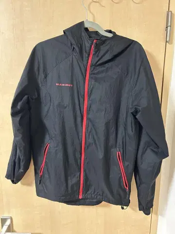 MAMMUT 경량 나일론 자켓 블랙/빨간색