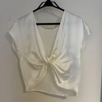 ZARA 화이트 매듭 디자인 반팔 셔츠 M