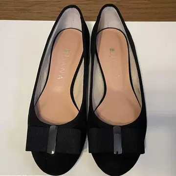 DIANA 23cm 블랙 스웨이드 리본 플랫슈즈 품번KW41358