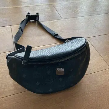 MCM 모노그램 가죽 바디백 힙색