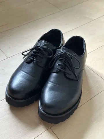 블랙 가죽 통굽 레이스업 슈즈