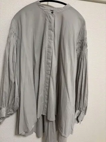 mizuiroind 퍼프 슬리브 핀턱 셔츠