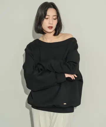 [ NEUNA ] 원숄더컷 맨투맨 [ 블랙 ]