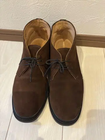 Tricker's 브라운 머드 가드