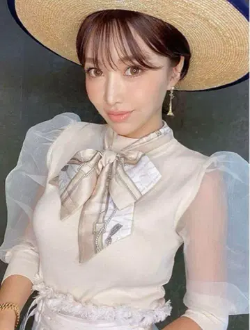 새상품급 에이미 이스트 월 보타이 달린 시스루 상의