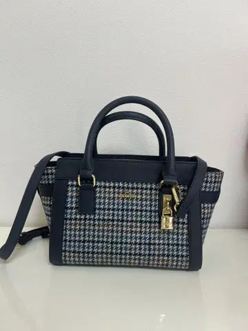 &chouette 네이비와 그레이의 체크 무늬 핸드백