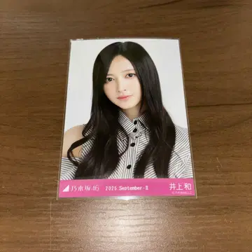 노기자카46 브로마이드 어깨 트임 상의 이노우에 나기사