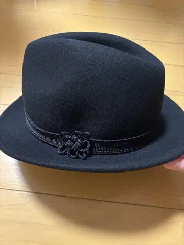 이치모쿠 [몬] 블랙 울 햇 꽃 모티브 부착