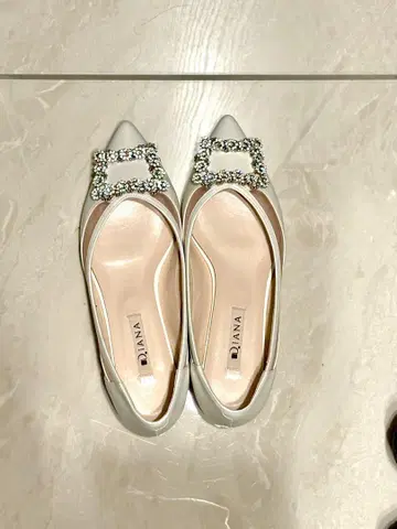 새상품급 DIANA 비쥬 장식 화이트 플랫슈즈 24cm