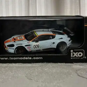 IXO Models 009 화이트/오렌지 미니카