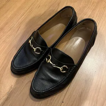 수트 컴퍼니 블랙 로퍼 골드 체인 포함