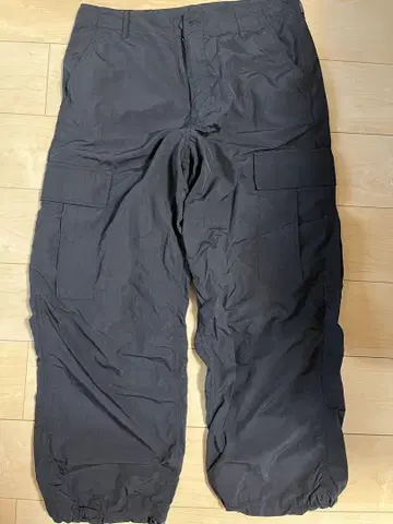 블랙 카고 팬츠 포켓 부착