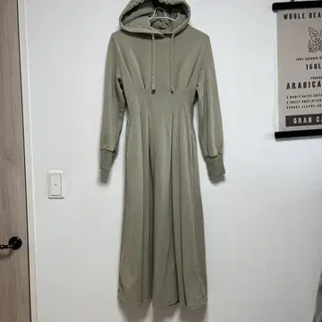 후드 부착 올리브 그린 롱 원피스