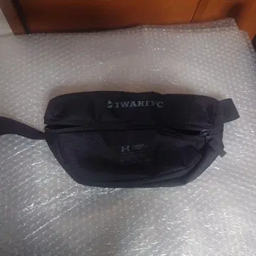 언더아머 바디백 블랙
